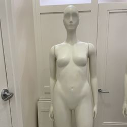White Full Body Female Mannequins : Curvy Fit 