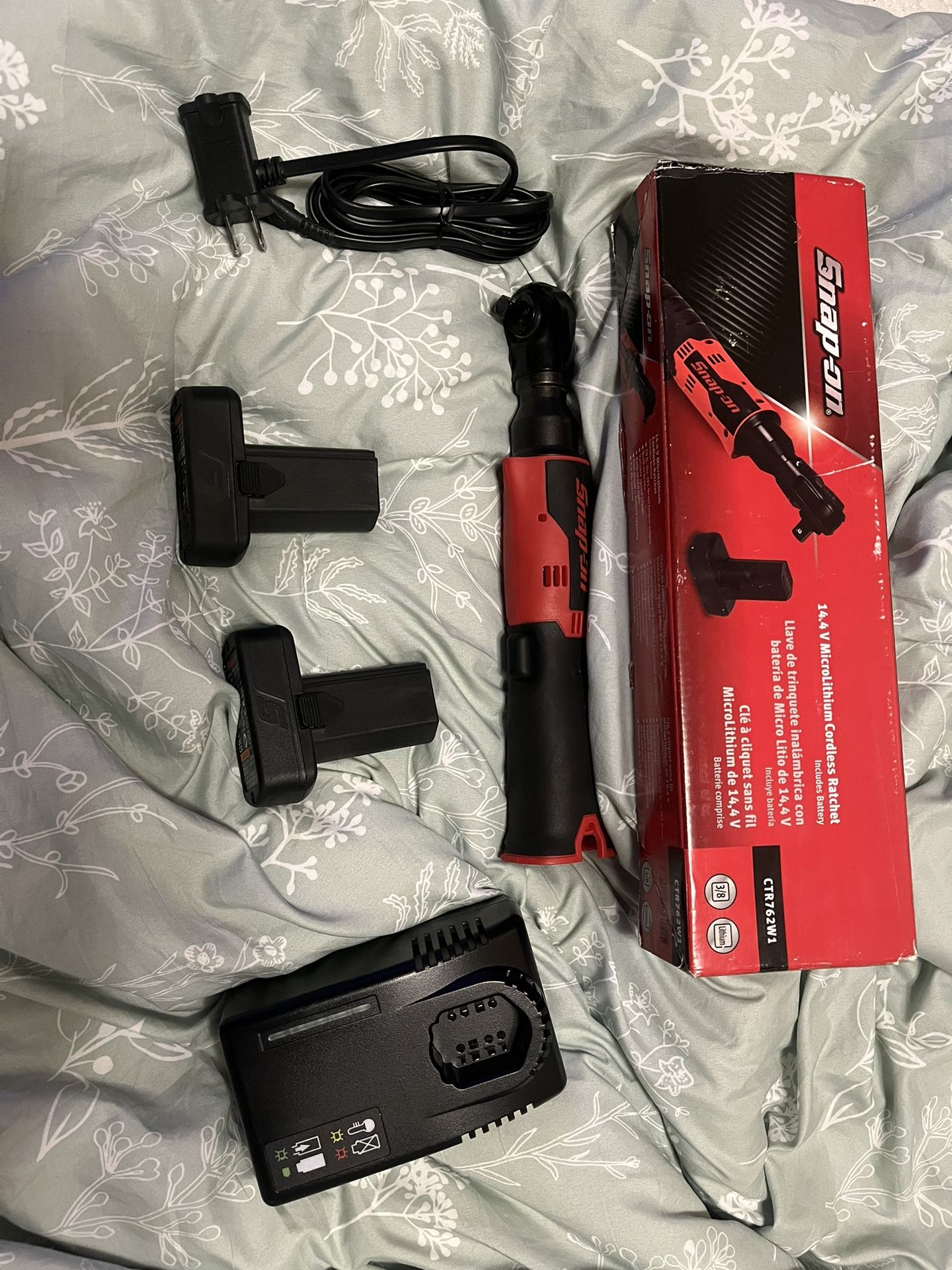 SNAPON 14.4 V 3/8" Drive MicroLithium Cordless Ratchet Kit (Red) CTR861K2