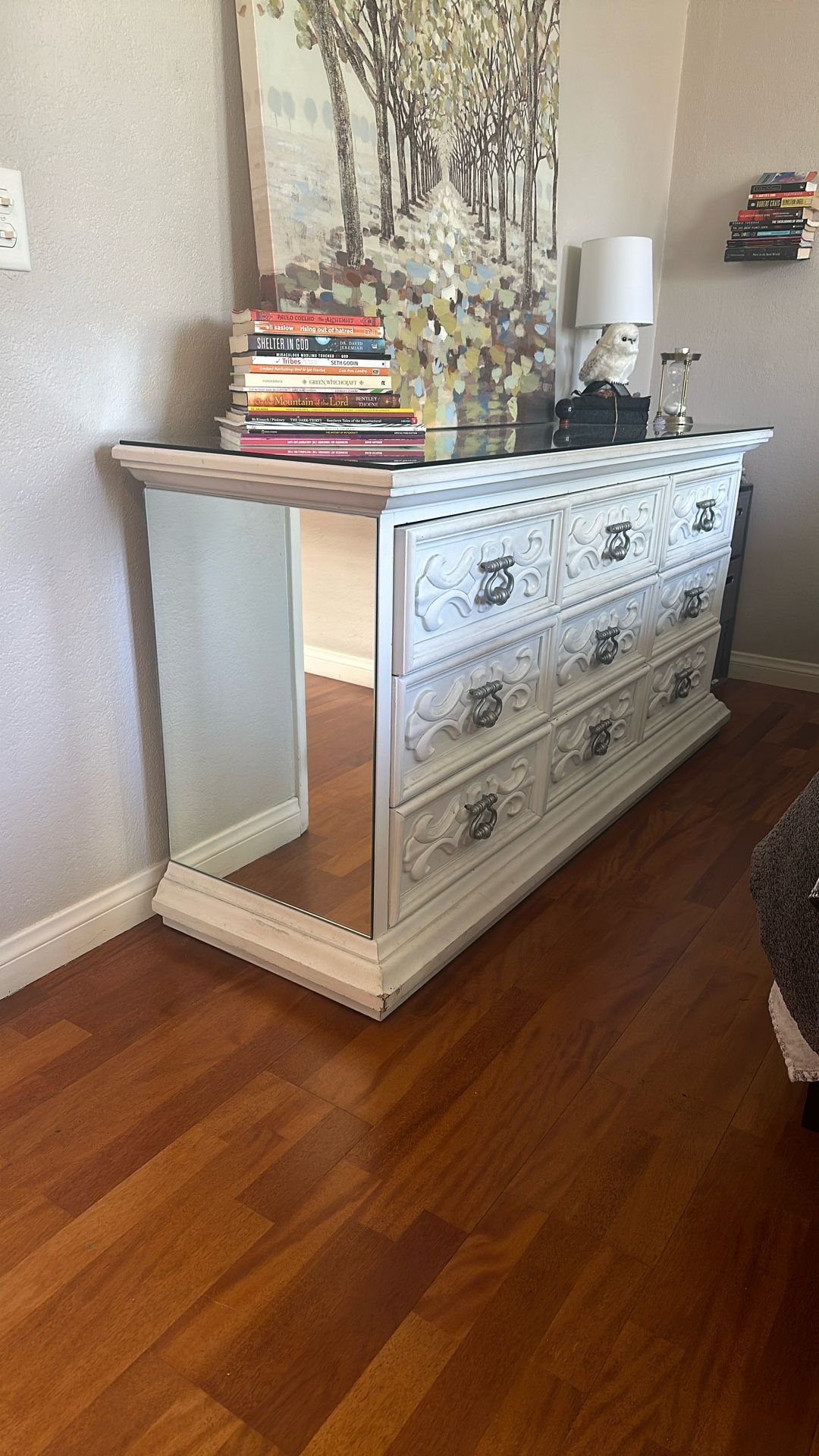 dresser & Art