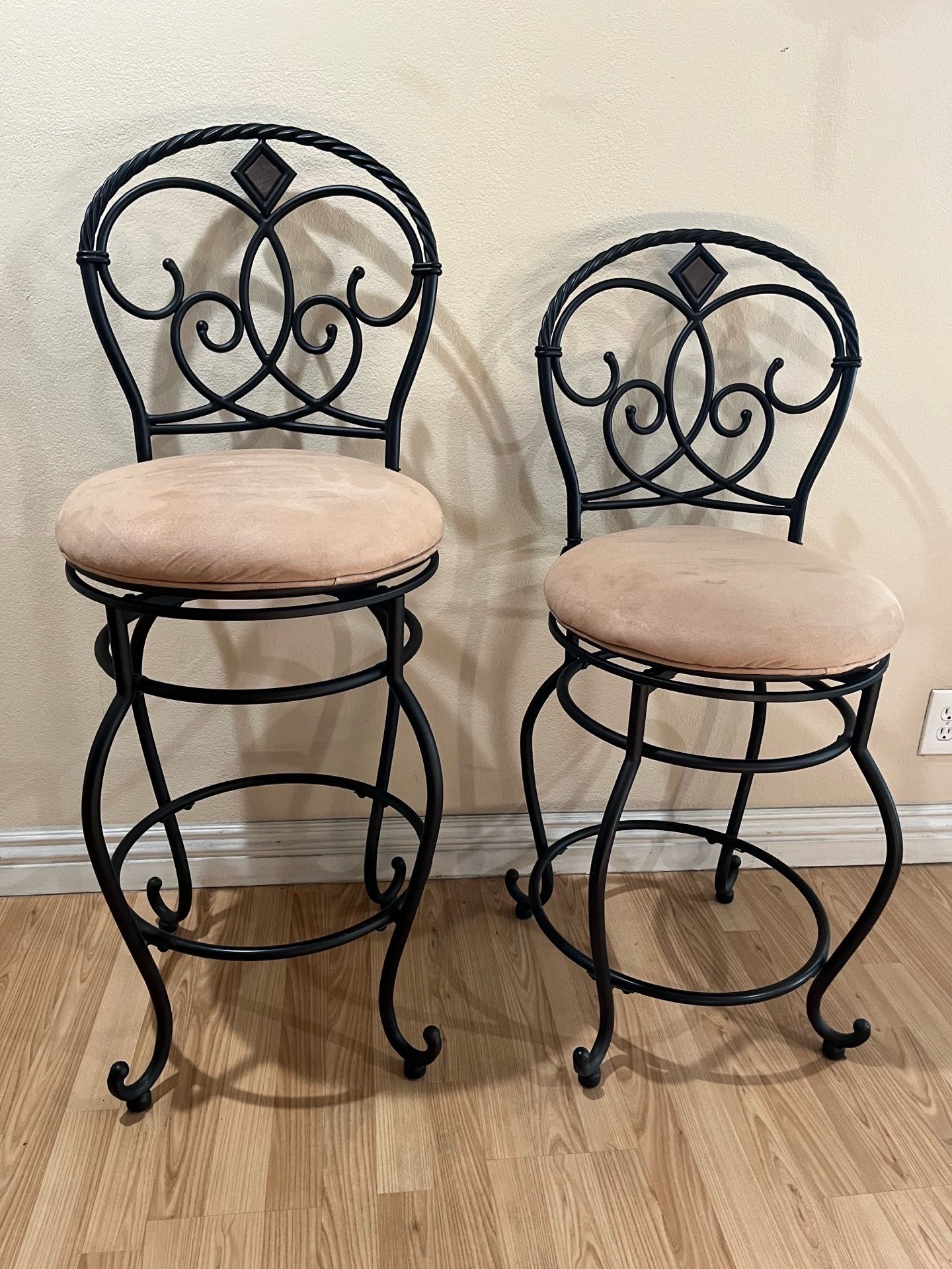 2 Cast Iron Swivel Counter Bar Stools 🌸 Like New