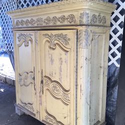 FREE FREE A large Wood Armoire 