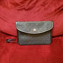 Michael Kors Large wristlet attach to your bag