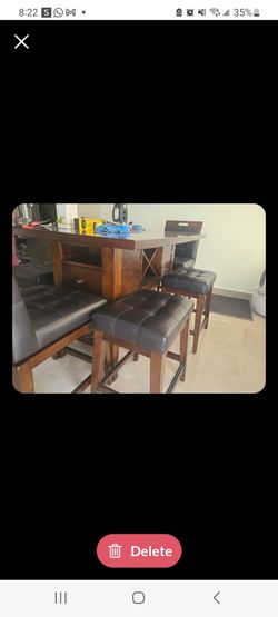 Mesa de comedor extra alta para 6 comensale, con 2 sillas giratorias y 2 banquetas  de de personas. forrados con vinil.