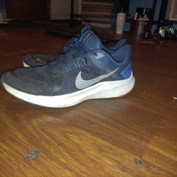 NIKE Quest SIZE 10 RUNNING SHOES 