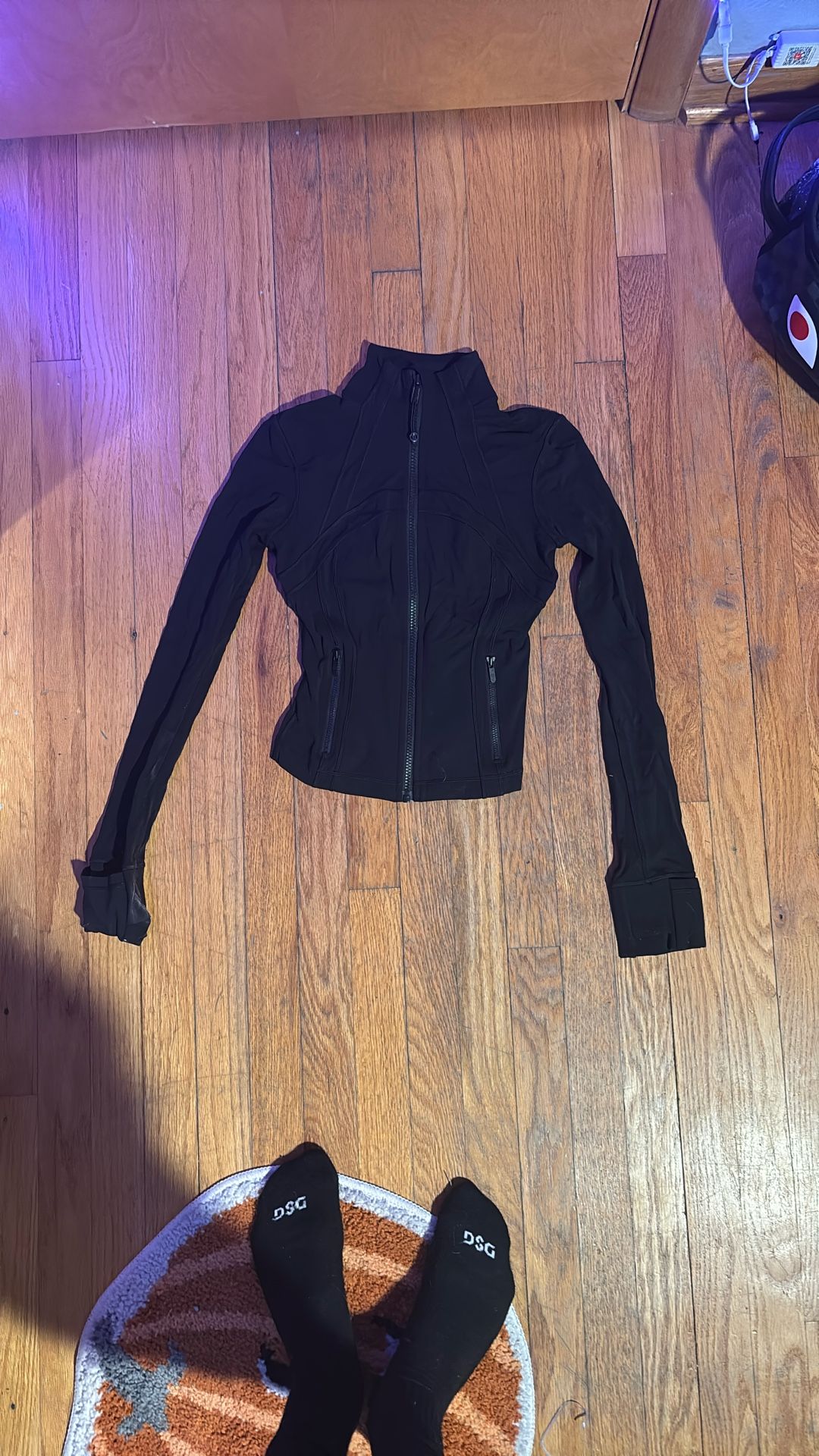 Lulu Lemon woman’s defined cropped jacket 