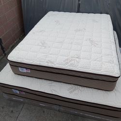 Queen Size bed frame & Mattress included.        Cama Queen Size & colchon incluido