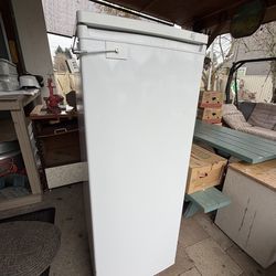 Frigidaire Freezer model FFFU06M1TW