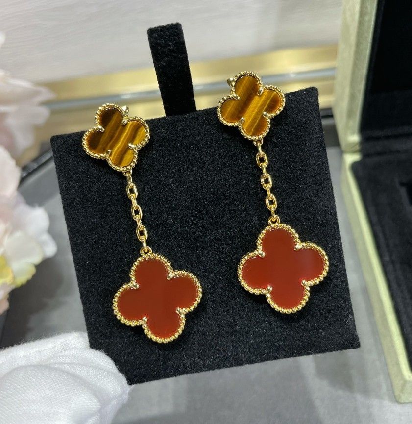 Ladies' fashion earrings