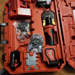 Milwaukee  Short Throw Press Tool