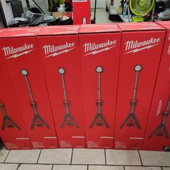 Milwaukee M18 rocket light