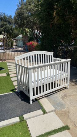 Gorgeous baby crib white color great mattress everything is in good condition very clean
