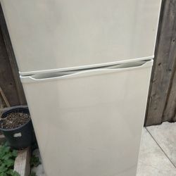 Refrigerator Magic Chef Nice Newer White Apts Size 