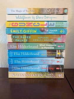 10-Book Paperback Bundle – Elin Hilderbrand, Emily Giffin & More
