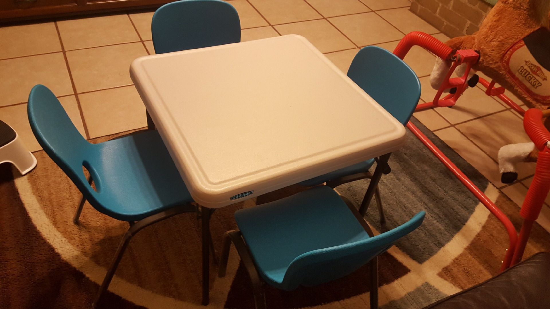 Kids table w chairs