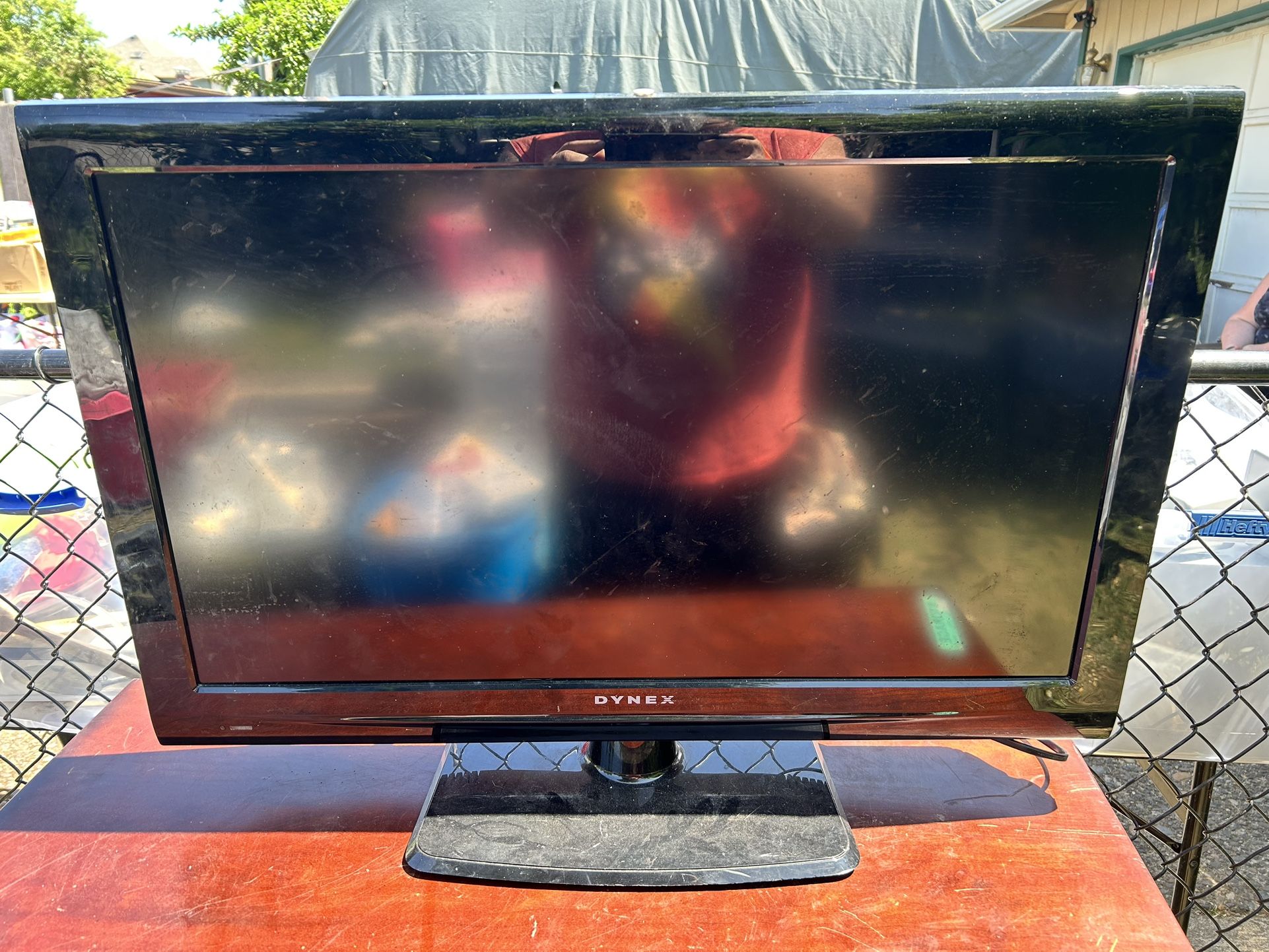 Dynex 32” LCD Color TV