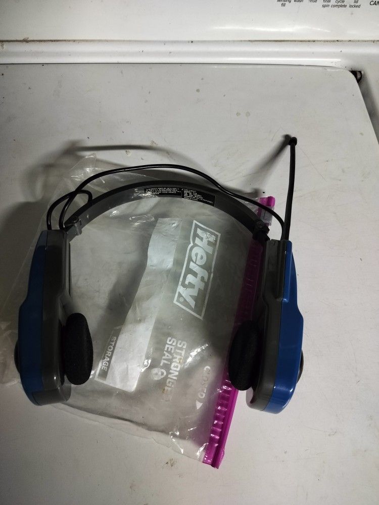 HURRICANE SPECIAL
LIKE NEW COMAPCT HEADPHONE RADIO.. EASY AND HANDS FREE USE. AM/FM