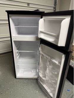 Mini fridge with freezer