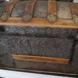 Antique Steamer Trunk 