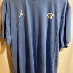 North Carolina Tar Heels UNC Nike Jordan Practice Short Sleeve Shirt Men's Size Extra Large XL Blue Air Jordan Logo Used Good Condition $30 Meet Up In
