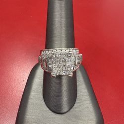 10k White Gold. 8.7 Grams  Around 2ct Total Diamond 