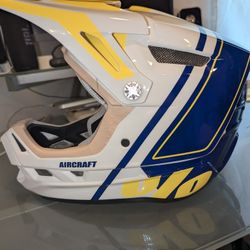 100% Aircraft Composite Downhill helmet