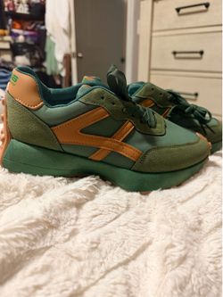 Women’s orthopedic tennis shoes, size8 runs small