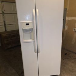 GE 23-cu ft Side-by-Side Refrigerator with Ice Maker, Water and Ice Dispenser (White)