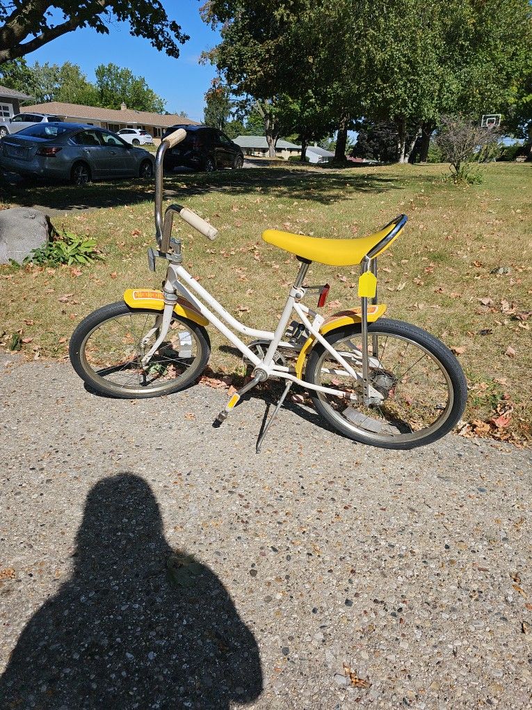 Vintage Girl's 1970's Huffy Country Sunshine Banana Seat Bike