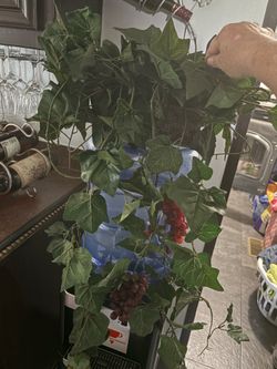 Cascade pot of artificial leaves