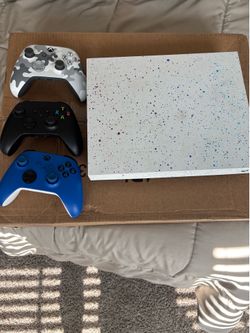 Xbox One X NBA 2K20 Limited Edition 1TB + 3 Controllers