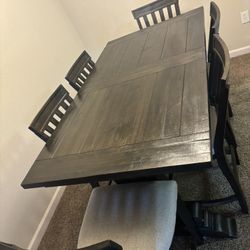 Haverty’s Dining Room Table 