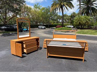 Beautiful Bedroom Set Queen Size Solid Wood Maple Color Like New by Palliser Furniture