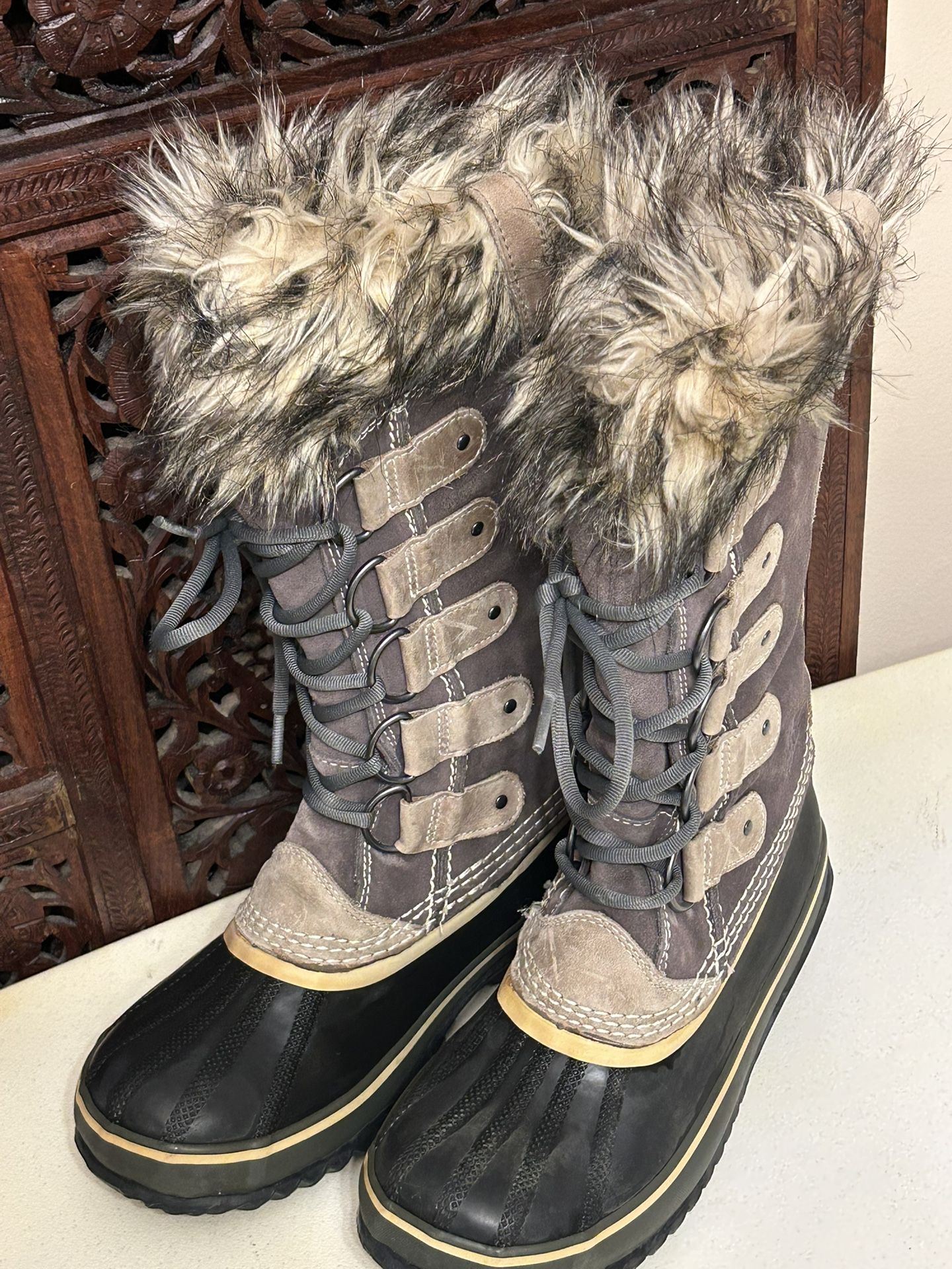Sorel Joan of Arctic Suede Faux Fur Snow Winter Boots Women Size 6.5 gray / Brown Mid Calf 9.5. Excellent condition
