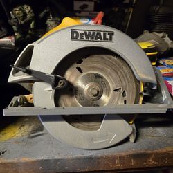 DeWalt Circular Saw....Great Condition...Corded comes with case.