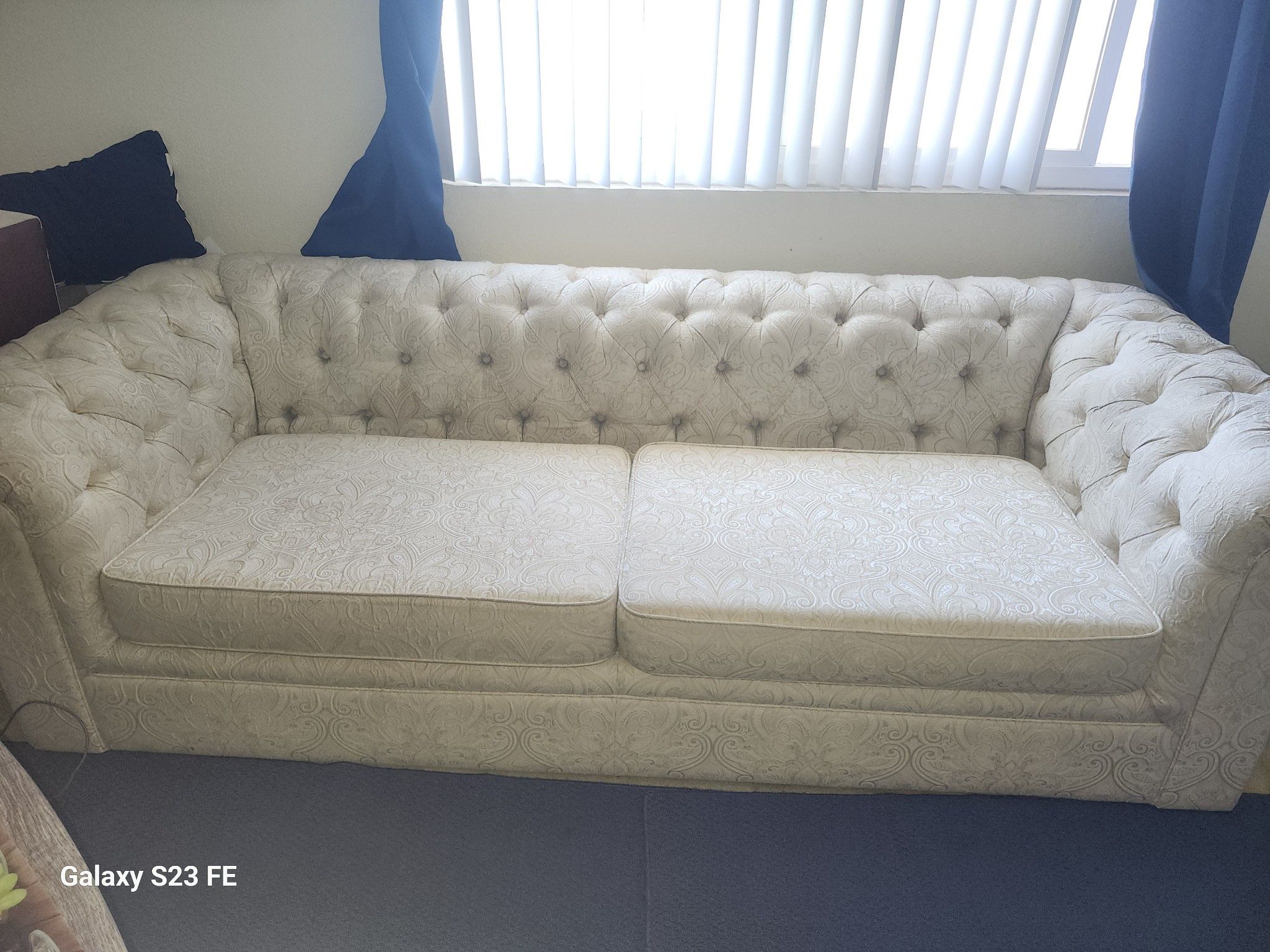 2 Sofas estan Bonitos un pokito sucio en un lado 