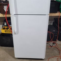 Frigidaire Refrigerator (DELIVERY AVAILABLE)