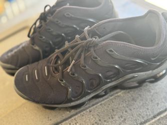 Black vapor max men’s size 12