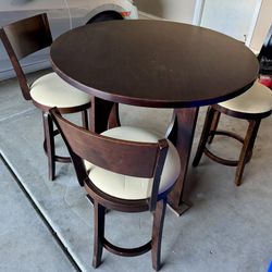 ROUND TABLE with 3 CHAIRS