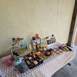 PERFECT GIFT TOYS EVERYTHING YOU SEEN IN THE PICTURE INCLUDING IN VERY GOOD CONDITION NICE AND CLEAN FOR ANY QUESTION TEXT ME PLEASE HABLO ESPAÑOL 