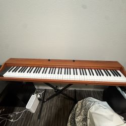 Electric Piano / Keyboard With Pedal