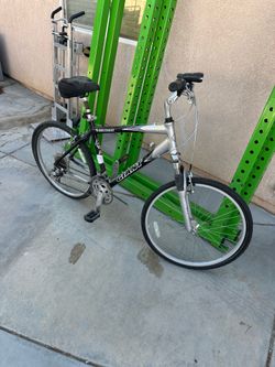 Bicycle  Giant brand  frame size: large 19 cm aluminum frame and parts  Light weight Moutain bike