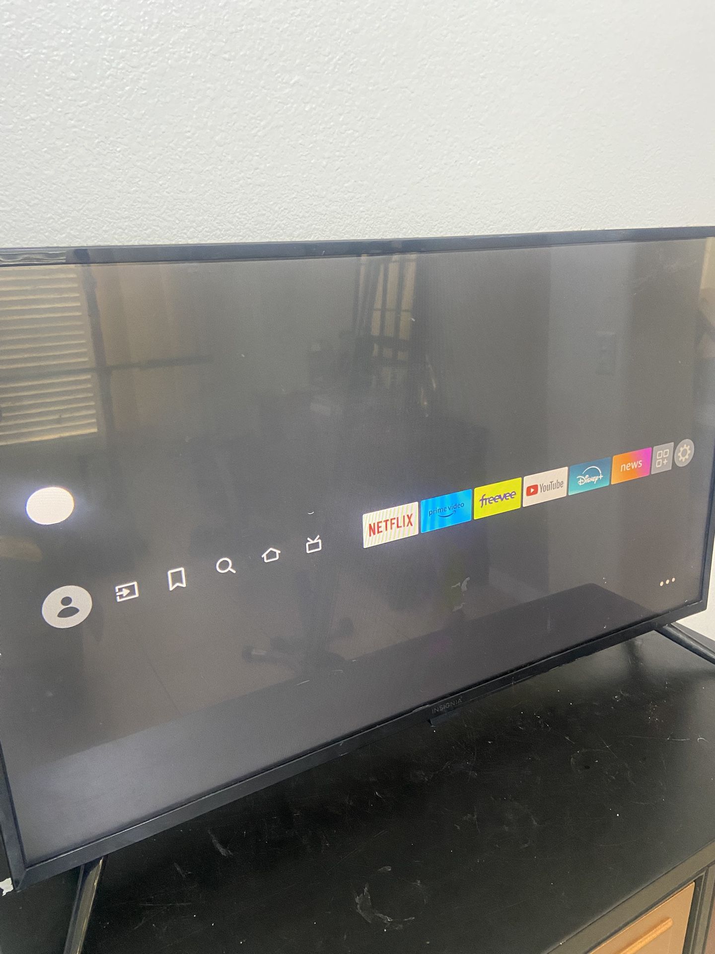 Insignia 32’ Flatscreen TV. NS 32D310NA21