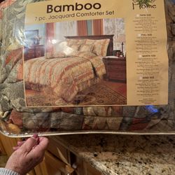 Like New Comforter With Decorative Pillows And Bed Skirt
