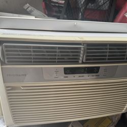 Frigidaire AIRCONDITION 8000 Btu Makes Really Cool 