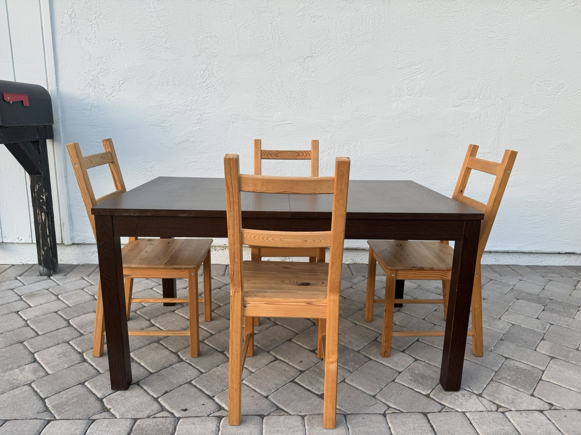 Extendable Ikea dining table with 4 chairs