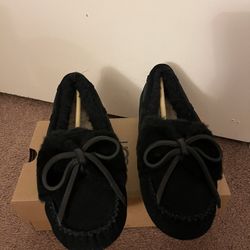 100% Authentic Brand New in Box UGG Dakota Double Bow Moccasin Slipper / Color: Black / Women size 7