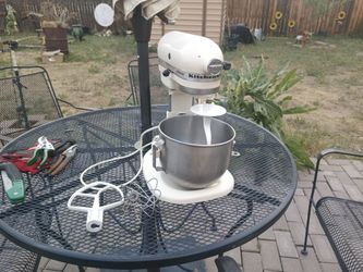 Kitchen Aid mixer ten speeds adjustable