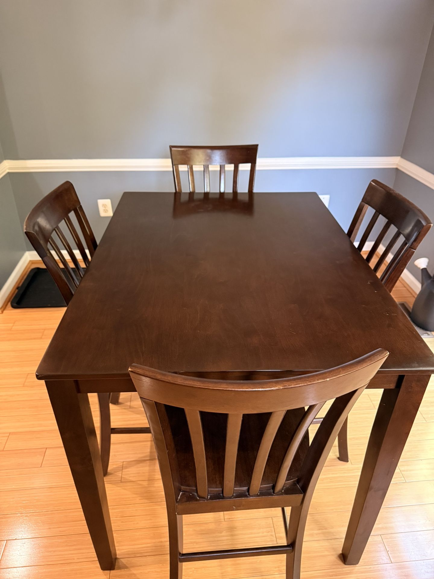 Kitchen / Dining Table With 4 Chairs 