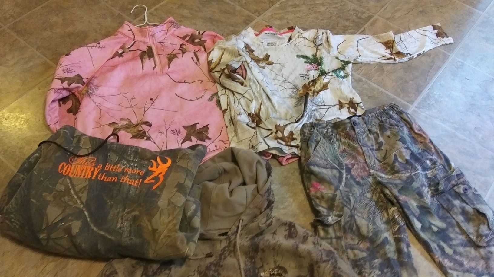 Ladies hunting clothes- dif sizes