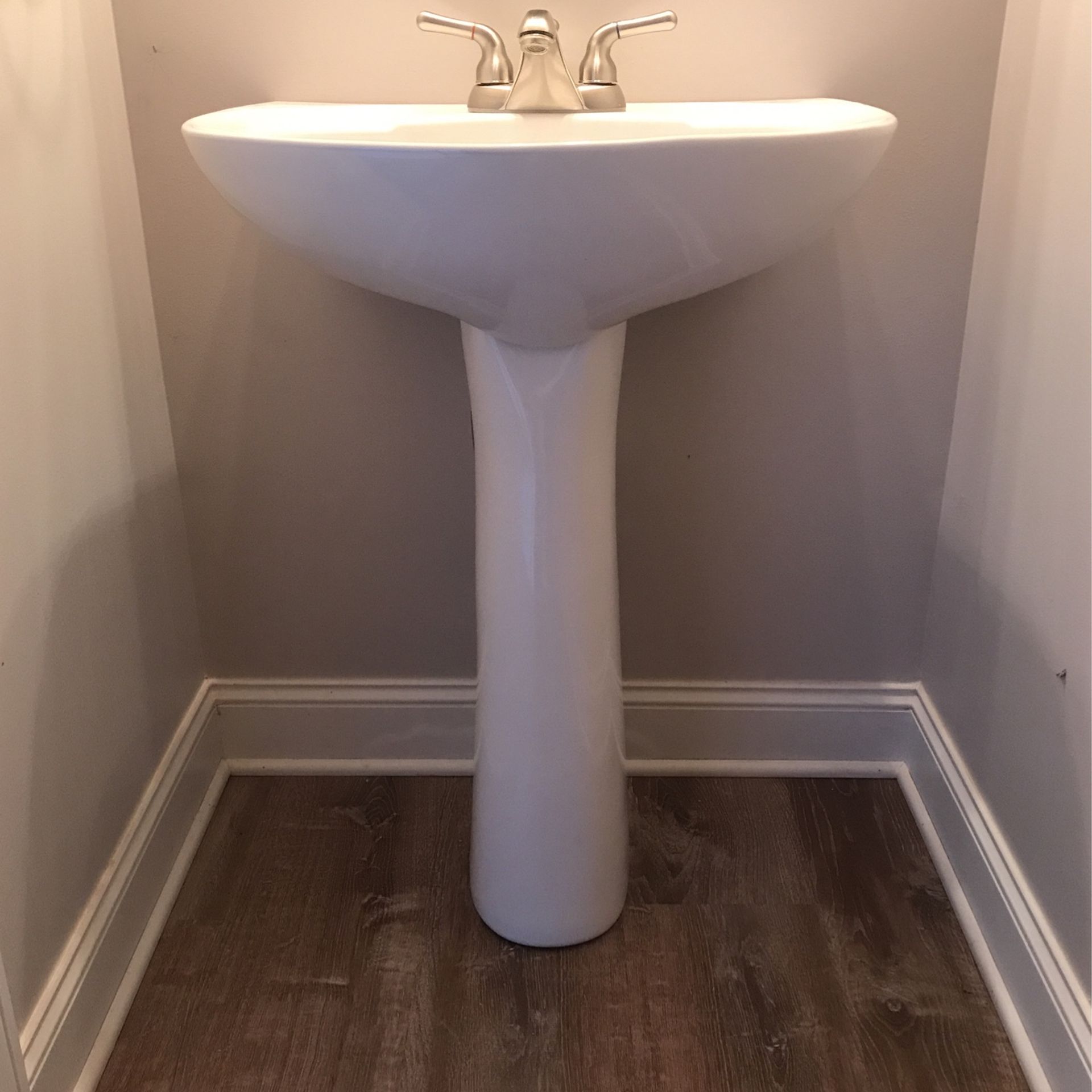 Pedestal Sink. . (Pedal stool) 😆 ……